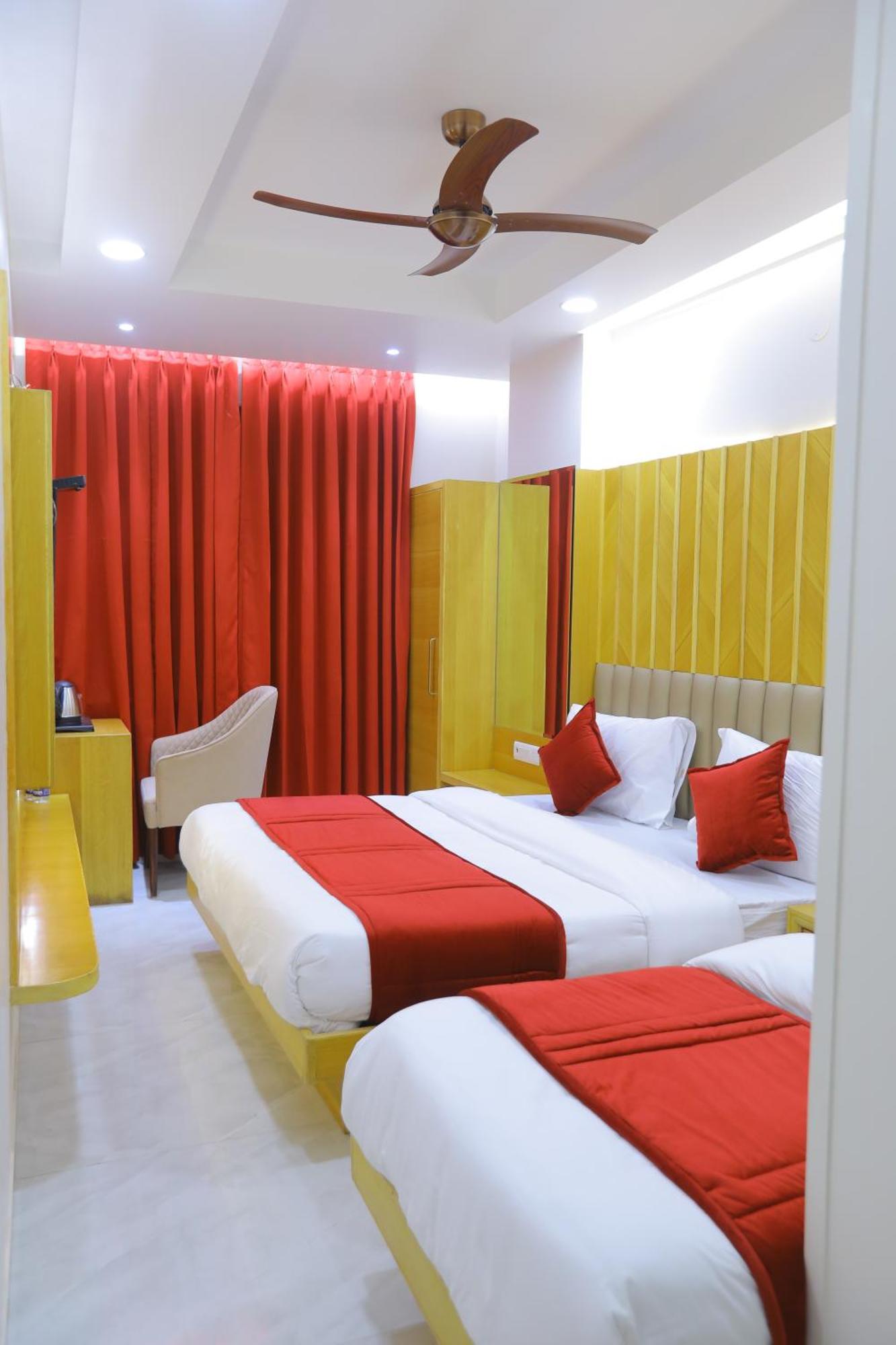 Hotel Glitz - Walk In From Railway Station New Delhi
